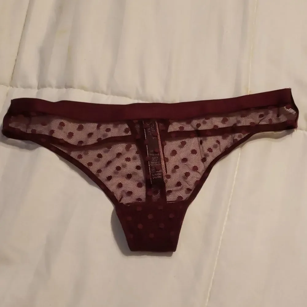 VICTORIA'S SECRET NWT Burgundy‎ Thong  S